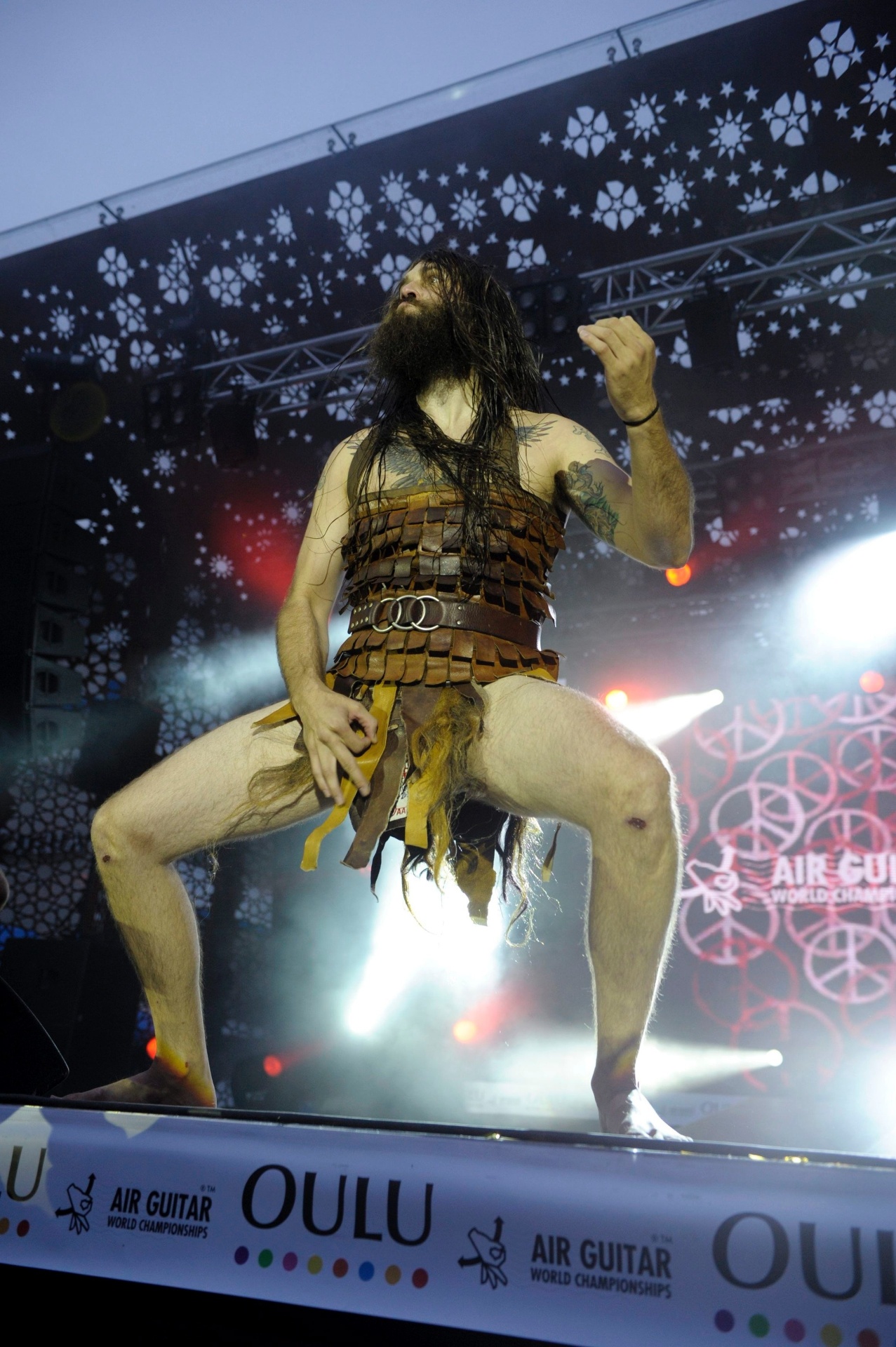 23.ago.2013 - A aparência viking rendeu ao americano Justin Howard, o Trovão Nórdico, uma performance energética, com direito a movimentos de joelho, no Campeonato Mundial de Air Guitar, em Oulu, na Finlândia, nesta sexta-feira (23) - Martti Kainulainen/Lehtikuva/Reuters