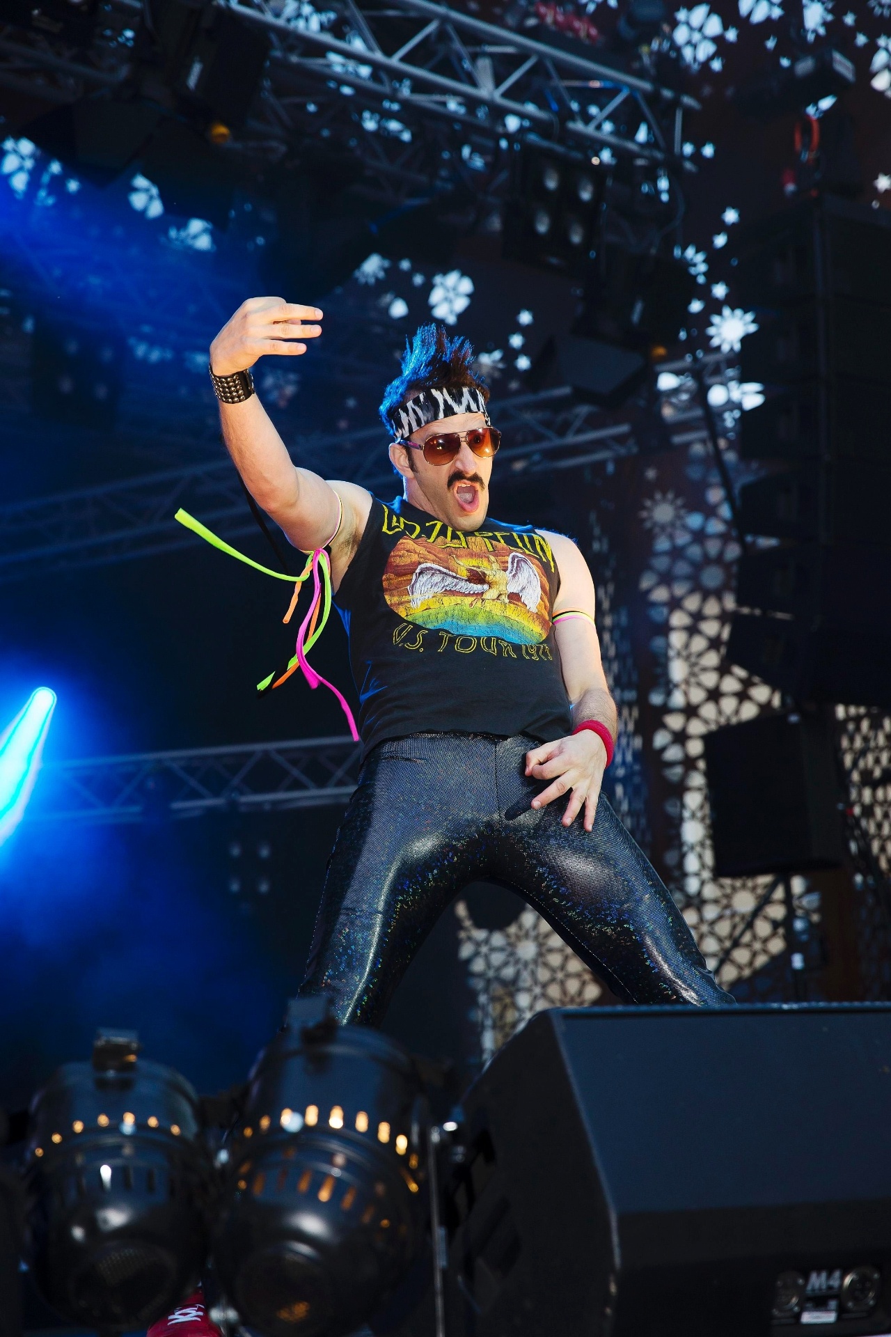 23.ago.2013 - A caracterização é parte mais do que importante na apresentação, tanto que o corredor Doug Stroock, conhecido como O Trovão, mostrou todo o seu estilo durante sua performance no Campeonato Mundial de Air Guitar, nesta sexta-feira (23), em Oulu, na Finlândia - Timo Heikkala/Lehtikuva/Reuters