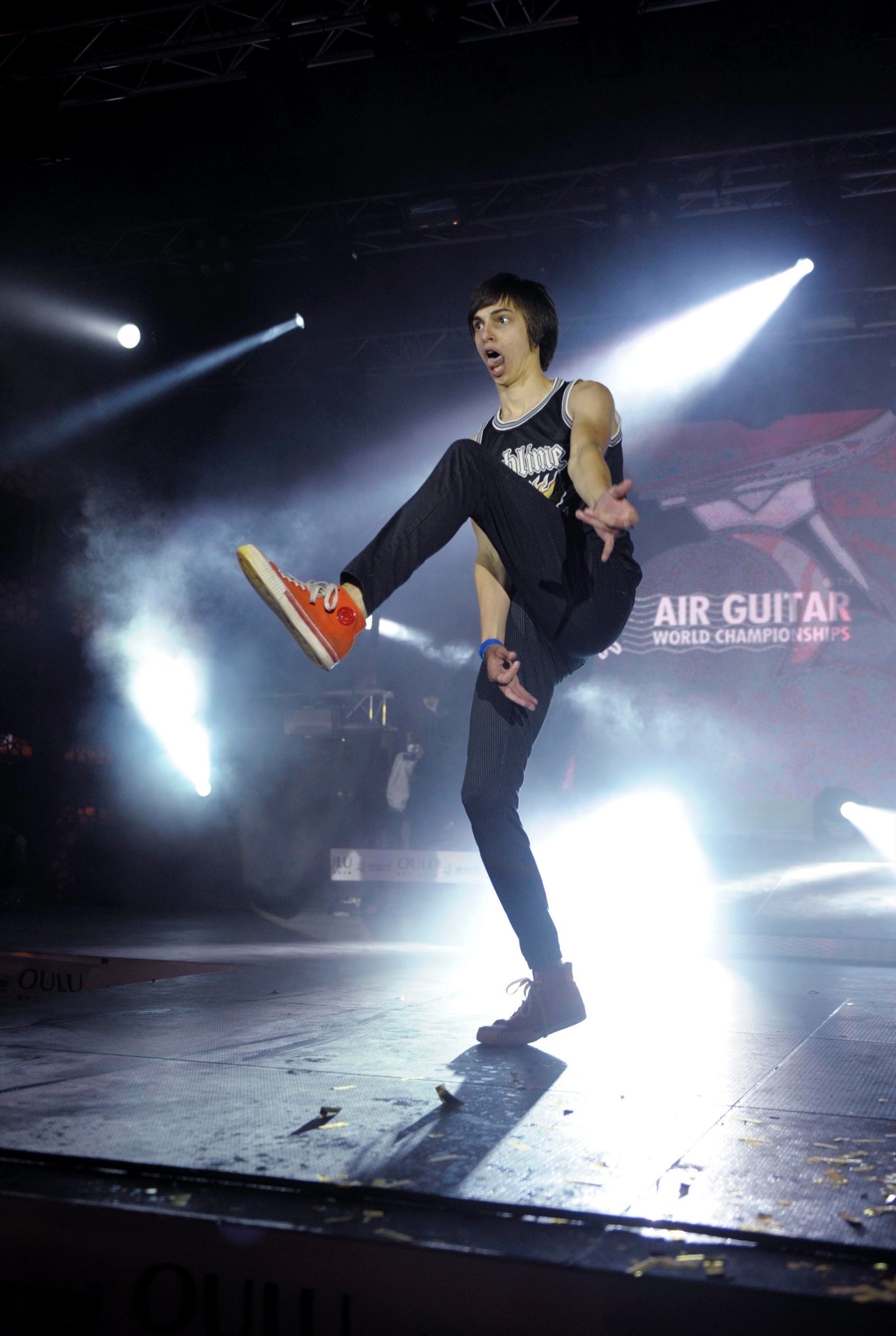 23.ago.2013 - Matt Burns, o Airistotle, saiu dos Estados Unidos para fazer caras e bocas no Campeonato Mundial de Air Guitar, em Oulu, na Finlândia, nesta sexta-feira (23) - Martti Kainulainen/Lehtikuva/Reuters