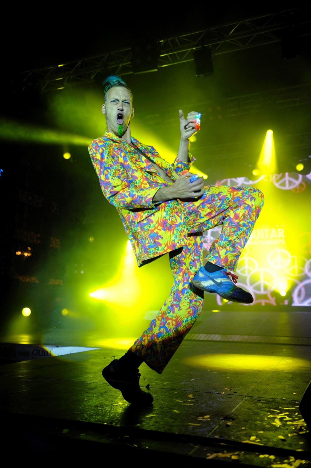 23.ago.2013 - O holandês Theun de Jong, o tremolo Theun, caprichou no visual, com seu terno estampado e cabelos coloridos, para participar do Campeonato Mundial de Air Guitar, em Oulu, na Finlândia, nesta sexta-feira (23). - Martti Kainulainen/Lehtikuva/Reuters