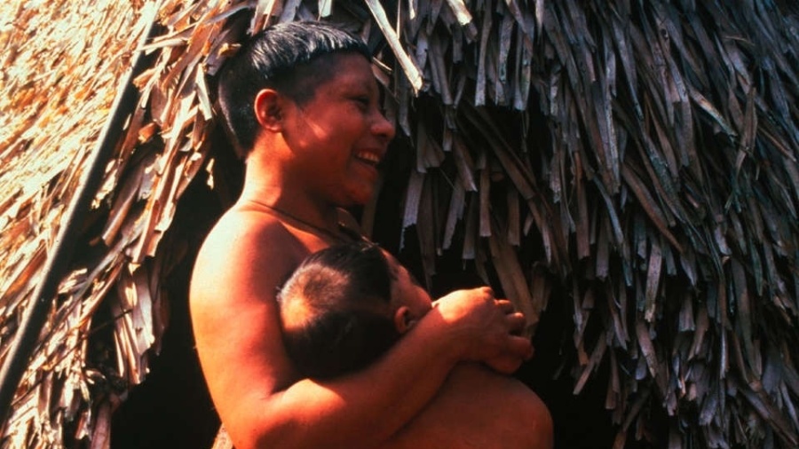 Mulher da etnia Korubo carrega seu filho no colo no Vale do Javari, no Amazonas, região próxima à fronteira com o Peru, em 1997 - Erling Soderstrom - Arquivo