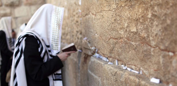 Judeu reza no Muro das Lamentações, em Jerusalém. O local é sagrado para o judaísmo - Abir Sultan/Efe - 25.ago.13