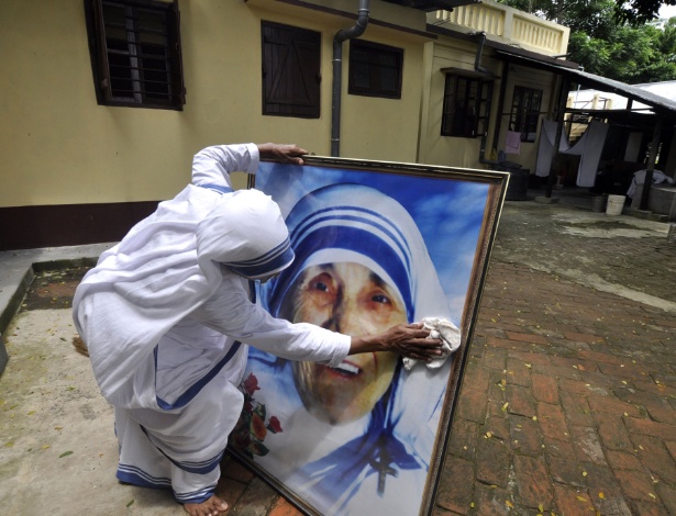 Preparação na Índia, em 2013, para a celebração dos 103 anos de nascimento de Madre Teresa de Calcutá, morta em 1997 (foto de arquivo - 26.ago.2013) - Arindam Dey/AFP