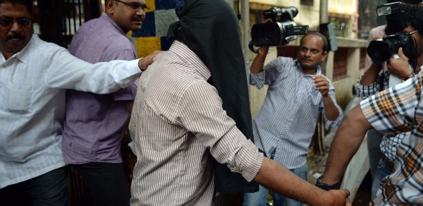 Policiais escoltam um suspeito de participar do estupro coletivo a uma fotojornalista em Mumbai - Punit Paranjpe/AFP