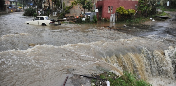 Forte chuva que atinge o Rio Grande do Sul provocou alagamento e formou queda d"água em Porto Alegre - Lívia Stumpf/Agência RBS