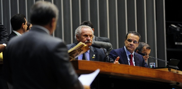 Deputado Henrique Eduardo Alves (PMDB-RN), presidente da Câmara (à dir.), durante sessão desta terça - Gustavo Lima / Câmara dos Deputados