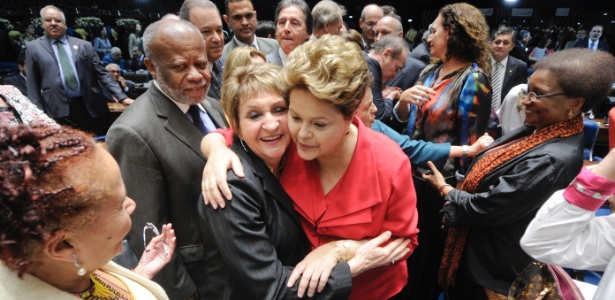 Dilma Rousseff participa de sessão solene do Congresso Nacional. Ela foi abraçada e parou para tirar fotos - Geraldo Magela/Agência Senado