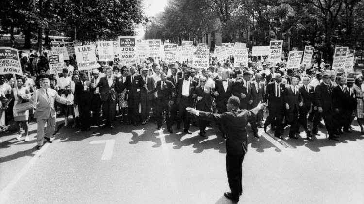 Acompanhado por uma multidão, Martin Luther King (ao centro) participa da Marcha de Washington, no dia 28 de agosto de 1963, ocasião em que cerca de 200 mil pessoas se reuniram no Memorial Lincoln, na capital dos EUA, em protesto pelo fim da segregação racial no país - AFP - AFP