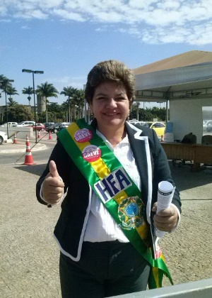Enfermeira vestida como a presidente Dilma Rousseff protesta contra más condições do Hospital das Forças Armadas de Brasília - Camila Campanerut/UOL