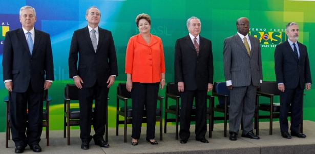 A presidente Dilma Rousseff empossou na manhã desta quarta-feira (28) o diplomata Luiz Alberto Figueiredo Machado (primeiro à esquerda) para o cargo de ministro das Relações Exteriores - Divulgação/Presidência da República