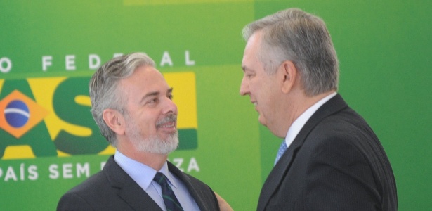 Luiz Alberto Figueiredo (dir.) toma posse como ministro das Relações Exteriores no lugar de Antonio Patriota - Evaristo Sá/AFP