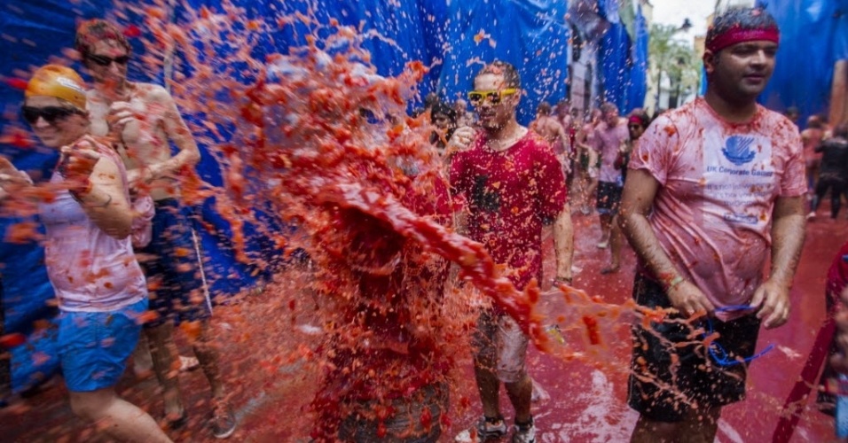 Milhares De Pessoas Participam De Guerra De Tomates Da Tomatina Na Espanha Bol Fotos Bol 1355