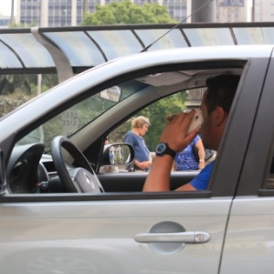 Motorista fala ao celular enquanto trafega na área central de Sao Paulo  - Silva Junior/Folhapress 