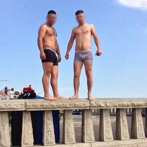Fotos em que dois homens aparecem de sunga foram enviados para serviço de armazenamento  - Reprodução/Daily Mail 