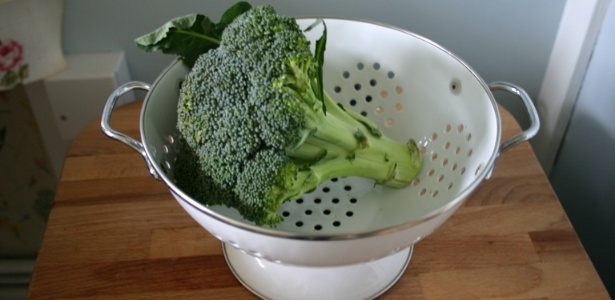 O brócolis encontrado nos supermercados tem o composto glucoraphanin, mas em menor quantidade - BBC