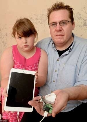 Tim Gillooley e a filha, Chloe, mostram o carregador que teria explodido; acessório seria original - Reprodução/Daily Mail 