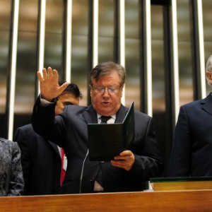O ex-senador Amir Lando (PMDB-RO) faz juramento durante cerimônia de posse na Câmara dos Deputados - Gustavo Lima/Câmara dos Deputados