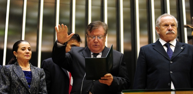 O ex-senador Amir Lando (PMDB-RO) faz juramento durante cerimônia de posse na Câmara dos Deputados, em Brasília, nesta quinta-feira (29) - Gustavo Lima/Câmara dos Deputados