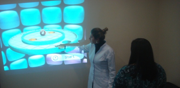 Pesquisadora da Faculdade de Medicina de Jundiaí mostra jogo usado no tratamento do parkinson - Divulgação