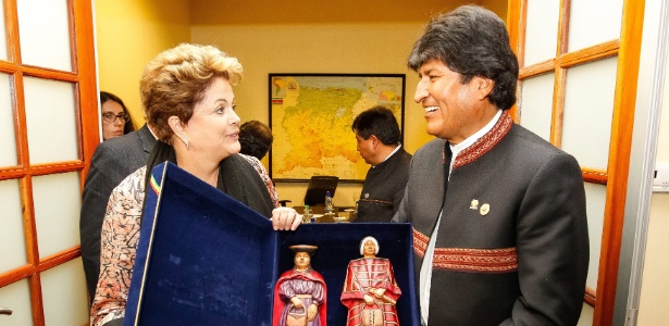 A presidente Dilma Rousseff posa para foto ao lado do mandatário boliviano, Evo Morales, nesta sexta-feira