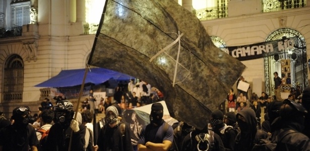 Manifestantes adeptos da tática black bloc tentam retomar a onda de manifestações no Rio de Janeiro - Fernando Frazão/ABr