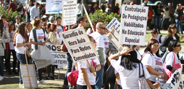 Professores protestam em frente ao prédio da Fiep, na avenida Cândido de Abreu, em Curitiba, nesta sexta-feira (30) - Vagner Rosario/Futura Press/Estadão Conteúdo