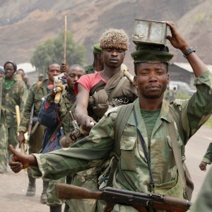 Soldados da Forças Armadas Congolesas (FARDC) caminham em fila para uma nova posição durante uma batalha com os rebeldes M23 em Kibati, perto de Goma, no leste da República Democrática do Congo
