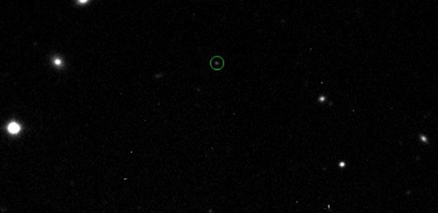 Astrônomos canadenses identificaram o troiano 2011 QF99 (circulado em verde) "preso" à órbita de Urano por acaso, enquanto o grupo pesquisava imagens do Sistema Solar feitas nos dois últimos anos - Science/Alexandersen et al. 2013
