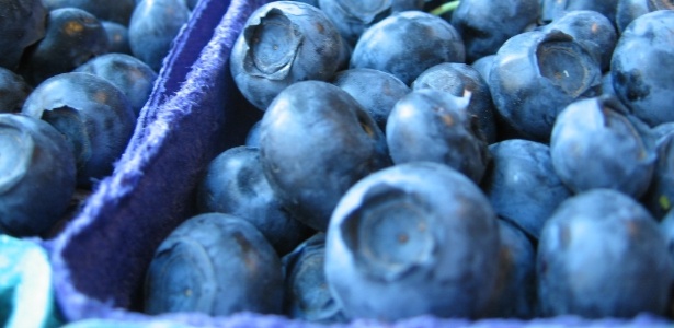 Comer mais frutas, particularmente mirtilo (as blueberries), maçãs e uvas tende a reduzir o risco de desenvolvimento de diabetes do tipo 2, segundo um estudo publicado no "British Medical Journal" - Arria Belli/BBC