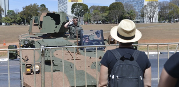 Jipes, carros, motos e um tanque do Exército participaram de ensaio de desfile do 7 de setembro no domingo (1º) - José Cruz/ABr