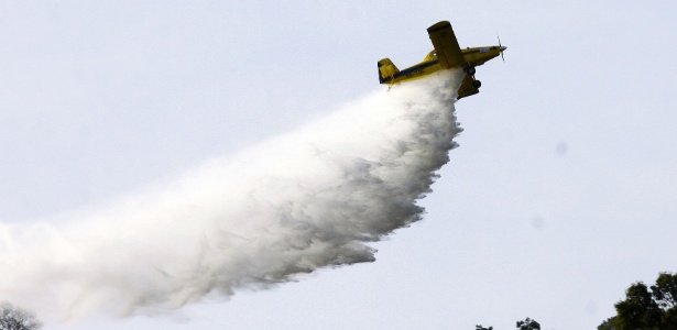 Avião combate incêndio florestal no Parque Estadual Serra do Japi, em Atibaia, interior de São Paulo - Luis Moura/Estadão Conteúdo