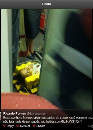 Em foto divulgada no Twitter, passageira ferida é colocada em maca após pouso de emergência  - Reprodução/Twitter/@ricardopontes