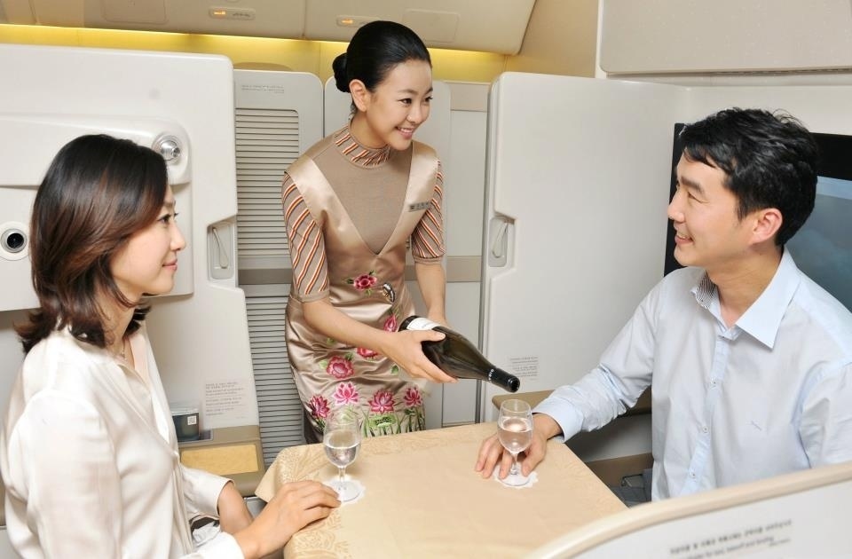 Os passageiros da primeira classe que optam pelas cabines fechadas podem ser servidos com um jantar completo para duas pessoas (Asiana Airlines) - Reprodução