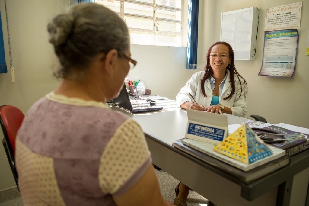 A médica cubana Ivonne Sanchez atende paciente, em posto de saúde na cidade de Cordeirópolis, interior de São Paulo. Ela veio para o Brasil em 1997 para ajudar implantar o Programa Saúde da Família, em Araras. - Danilo Verpa/Folhapress