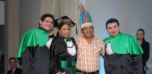 Wilses Tapajós (centro) recebe o diploma de medicina das mãos do cacique de sua aldeia (de cocar)  - Bianca Zanella/Dicom-UFT