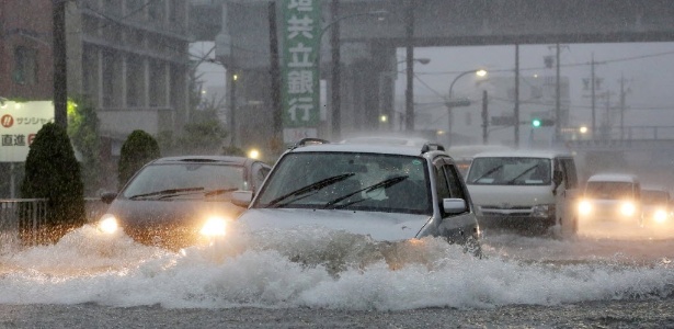 Carros passam inundação em uma estrada de Nagoya, na província de Aichi, no Japão, nesta quarta-feira (4) - Jiji Press/AFP