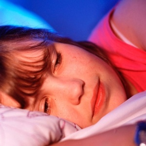 Dormir libera mielina, substância que protege o circuito do cérebro, dizem cientistas - BBC