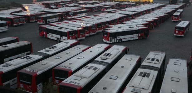 Garagem da empresa de ônibus Itaquera Brasil fica lotada durante paralisação de motoristas e cobradores, em Itaquera, na zona leste de São Paulo, nesta quarta-feira (4) - Marcos Bezerra/Futura Press