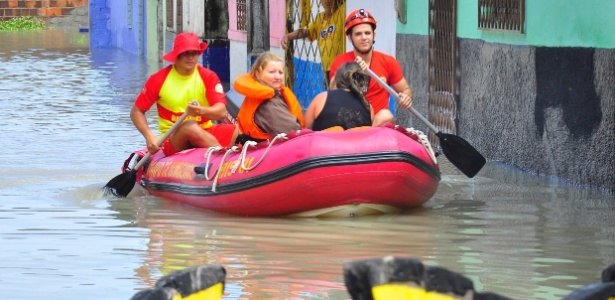 Moradores ilhados em bairros atingidos pelas chuvas em João Pessoa são resgatadas pelos bombeiros - Copom-PB