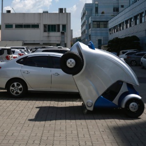 O carro elétrico experimental Armadillo-T, produzido na Coreia do Sul, estaciona sozinho e se dobra quase pela metade - Kim Hong-Ji/Reuters