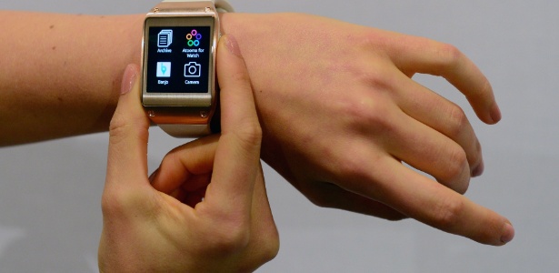 Relógio inteligente Galaxy Gear, da Samsung, funciona como uma espécie de espelho do smartphone - John MacDougall/AFP