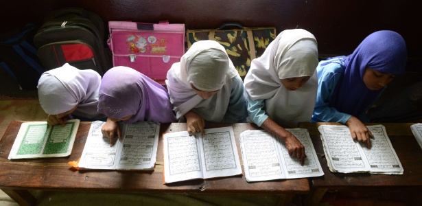 Meninas muçulmanas recitam o Alcorão em sala de aula de uma escola religiosa em Hyderabad (Índia)  - Noah Seelam/AFP