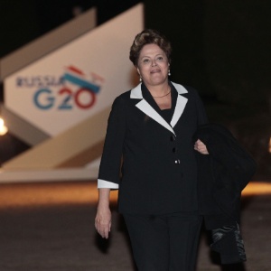 A presidente da república, Dilma Roussef, chega sozinha e atrasada em comparação com os demais chefes de Estado e de governo, ao jantar do G20 - AFP/G20RUSSIA