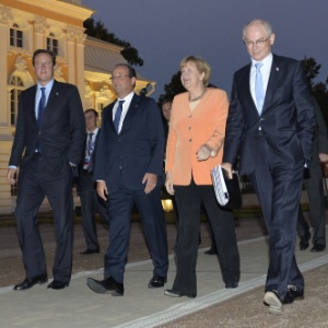 Da esquerda para a direita, o primeiro-ministro britânico, David Cameron, François Hollande, presidente da França, a chanceler alemã, Angela Merkel, e o presidente do Conselho Europeu, Herman Van Rompuy, chegam juntos a jantar do G20