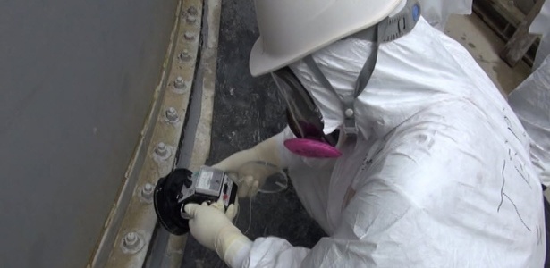 Funcionário da Tepco verifica radiação ao redor de tanque de água contaminada - Tepco/AFP