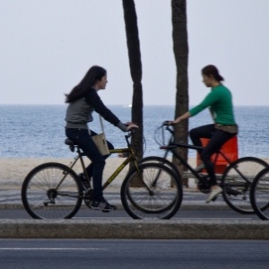 Ciclistas pedalam em ciclovia na praia de Copacabana, no Rio - Divulgação/Copenhagenize Design Co.