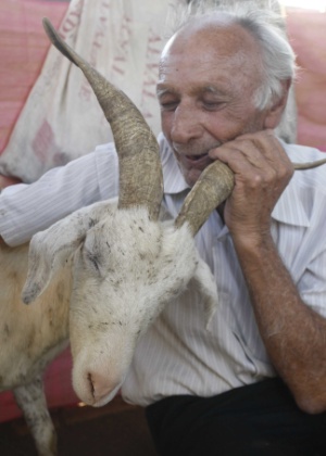 O aposentado Aparecido Castaldo, 74, diz que vai casar, no dia 13 de outubro, com a cabra Carmelita - Vera Gonçalvez/Agência Bom Dia 