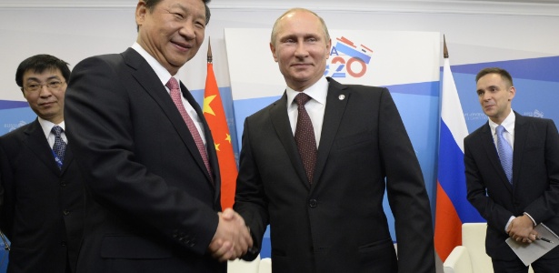 Aproximação sino-russa teve início há um ano, quando o presidente Vladimir Putin viajou para Xangai para selar o maior acordo de fornecimento de energia do mundo com Xi Jinping - Alexander Nemenov/AFP