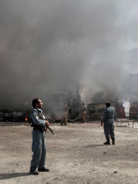 6.set.2013 - Na foto, policiais afegãos se posicionam no local de um ataque militante na área de Torkham, perto da fronteira entre Paquistão e Afeganistão - Rahmat Gul/Reuters