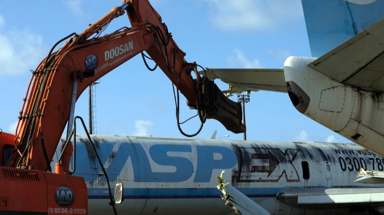 Duas aeronaves da massa falida da Vasp são desmanchadas em Recife em 2013